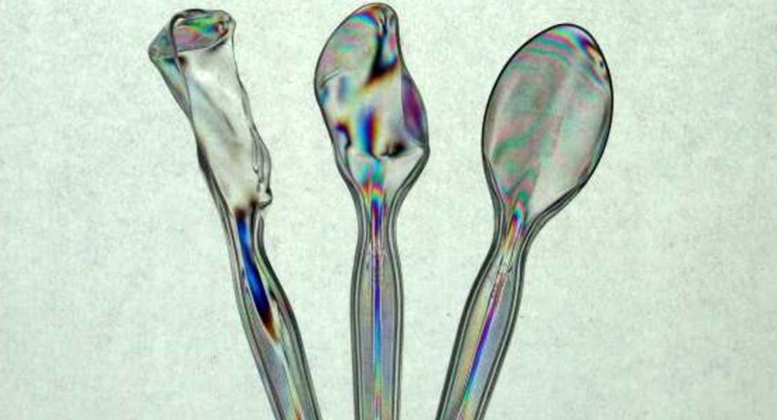 Esplorata la fisica di come i colori emergono e perché sottili cambiamenti nell'angolo di visione possono avere effetti rilevanti sui colori osservati