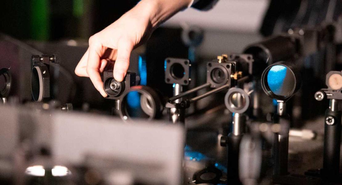 Microscopio intelligente per rilevare eventi biologici rari