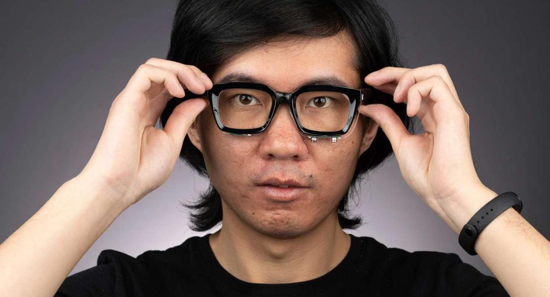 Ruidong Zhang indossa gli occhiali EchoSpeech