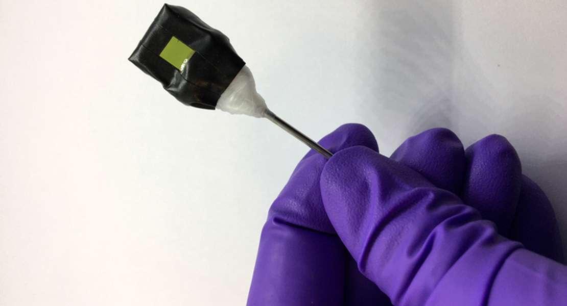 Foglia artificiale autonoma attaccata a un supporto in asta di metallo