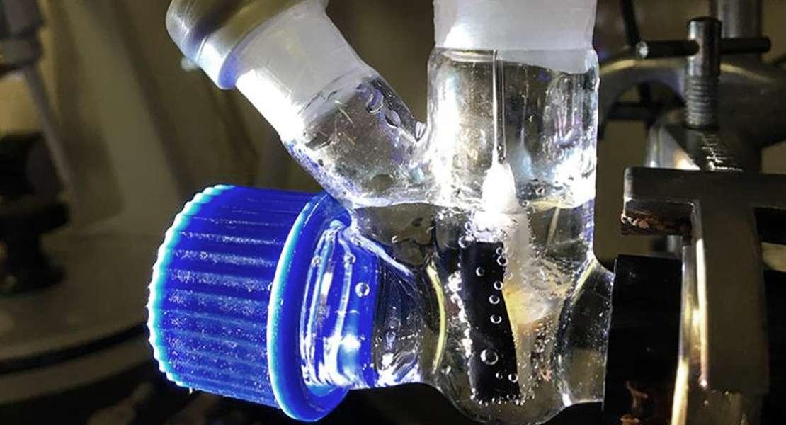 Fotoreattore con una foglia artificiale funzionante sotto irraggiamento solare