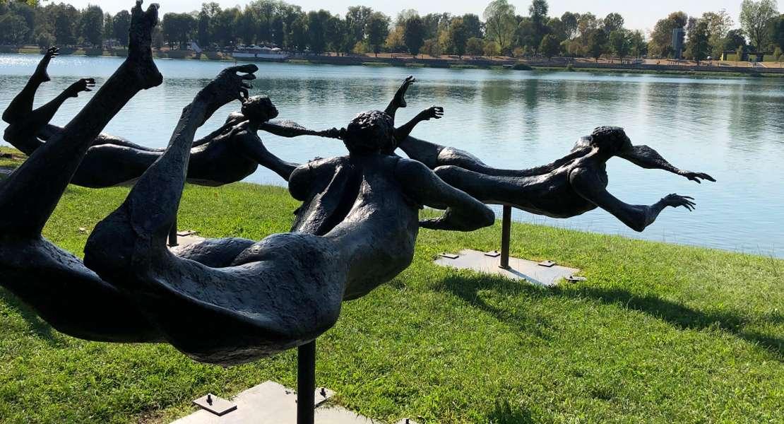 Scultura in bronzo di Luciano Minguzzi 'Grande nuotatore, 2000