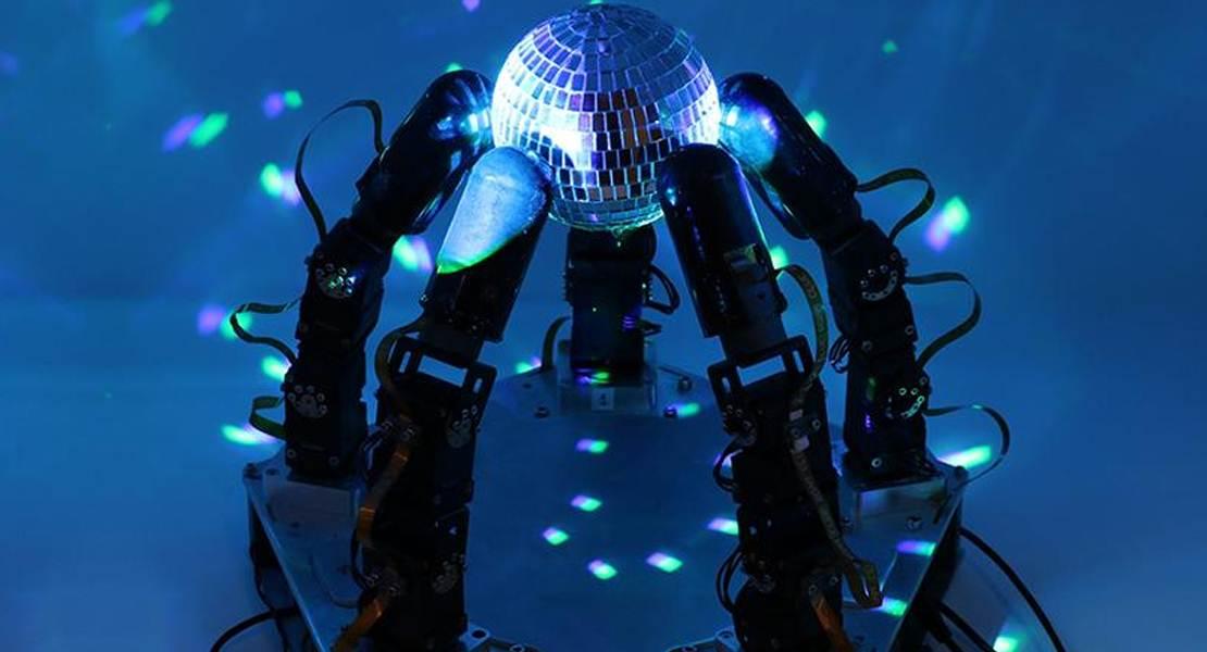 Usando il senso del tatto, una mano robotica può manipolare al buio o in condizioni di illuminazione difficili