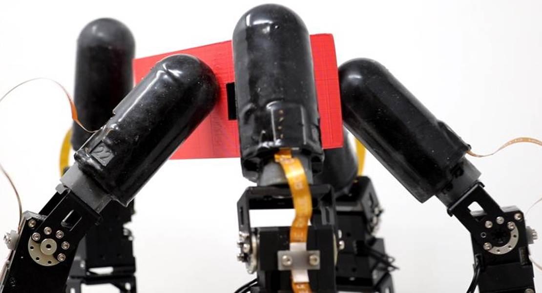Gli algoritmi di apprendimento automatico elaborano i dati dai sensori tattili per produrre schemi di movimento delle dita coordinati per la manipolazione