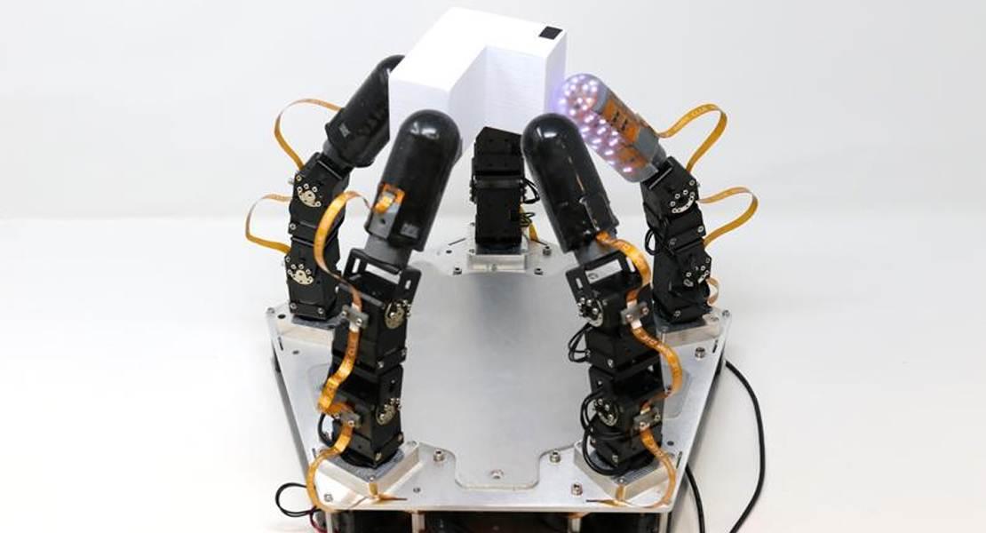 Un'abile mano robotica dotata di cinque dita tattili. Una delle dita è qui mostrata con lo strato più esterno di "pelle" rimosso, per mostrare la struttura interna