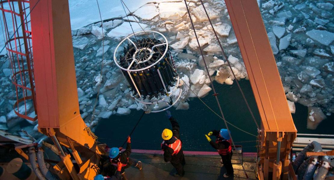 Raccolta di misurazioni nel ghiaccio nell'Oceano Artico occidentale