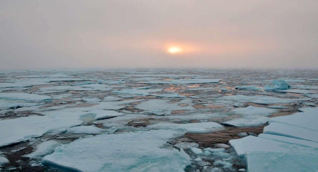 Alba all'orizzonte di ghiaccio nell'Oceano Artico occidentale