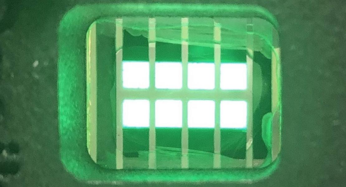 Otto LED verdi di perovskite drogata con manganese