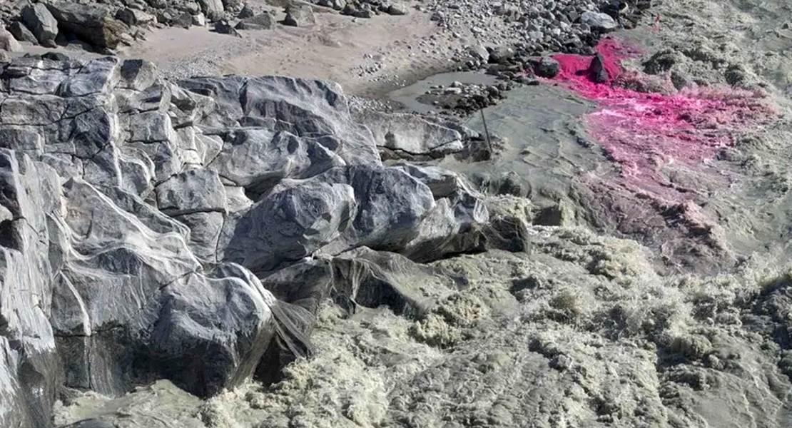 Iniezione di tintura di rodamina nel fiume proglaciale