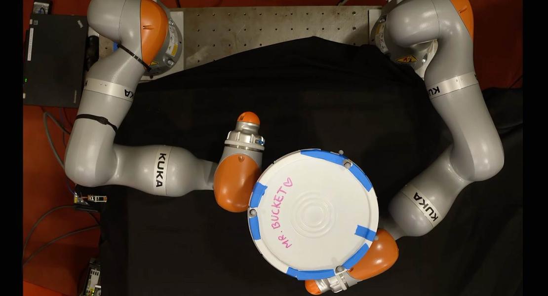 Un robot tenta di ruotare un secchio di 180 gradi