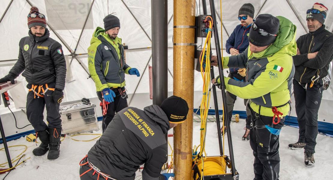 Il team che estrae le carote di ghiaccio