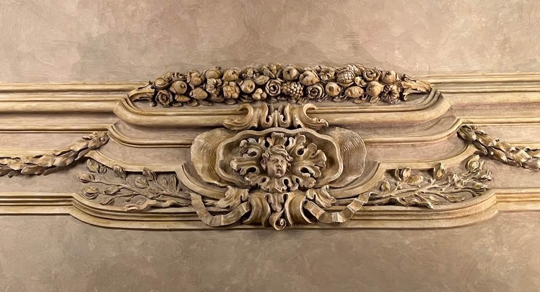 Scultura posta in una sala del Municipio di Milano