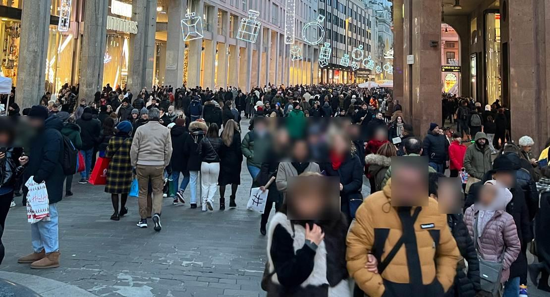 Folla in Corso Vittorio Emanuele a Milano