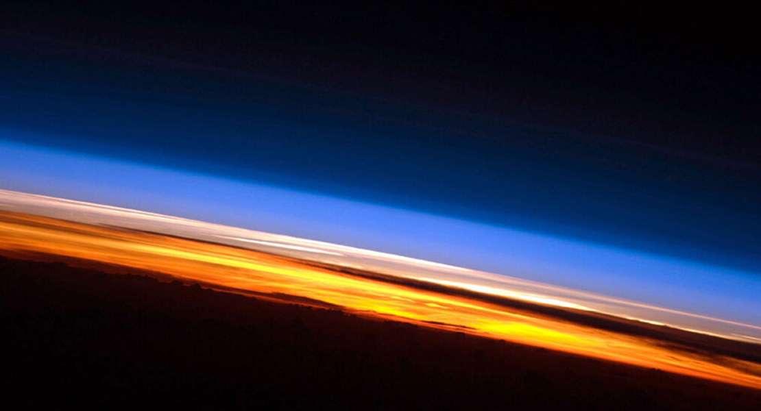 La troposfera (arancio) è lo strato più basso dell'atmosfera terrestre