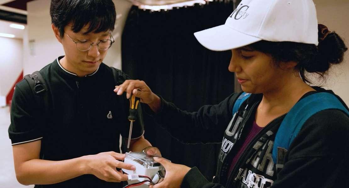 Gli studenti laureati Doyun Hwang e Sulagna Sarkar assemblano una scatola di sensori per studi vibrazionali al Maples Pavilion.