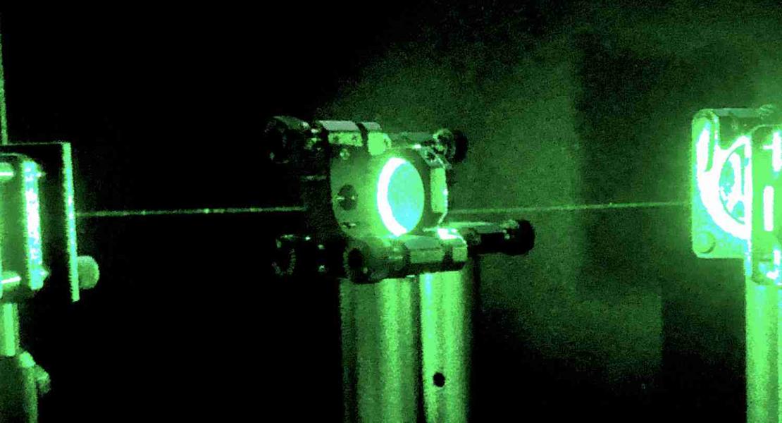 Elementi di memoria fotonici tramite laser e dispositivi di controllo ottico