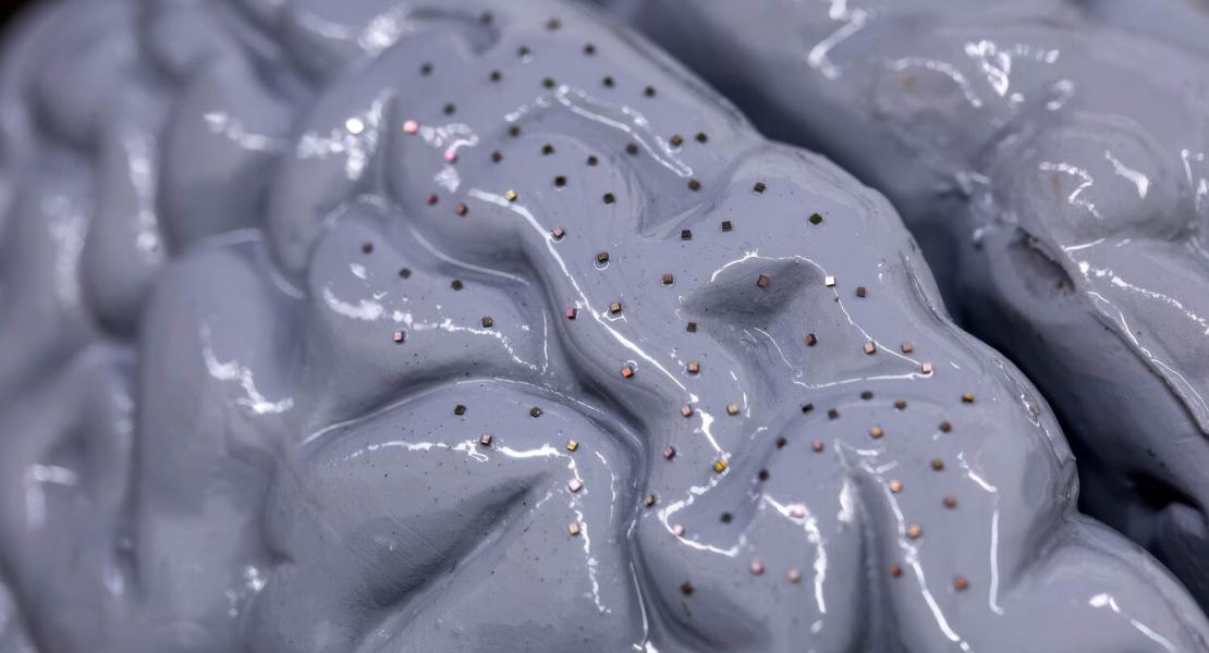 In un articolo su Nature Electronics, il gruppo di ricerca descrive un nuovo approccio per una rete di comunicazione wireless in grado di trasmettere, ricevere e decodificare in modo efficiente i dati da migliaia di chip microelettronici, ciascuno non più grande di un granello di sale.