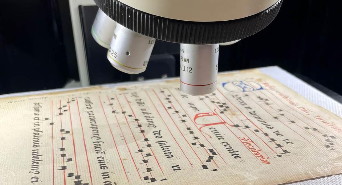 Un libretto di musica liturgica del XV secolo, noto come antifonario, esaminato con lo spettrometro Raman della Columbia Nano Initiative. Il nome ufficiale del manoscritto è UTS MS 114.