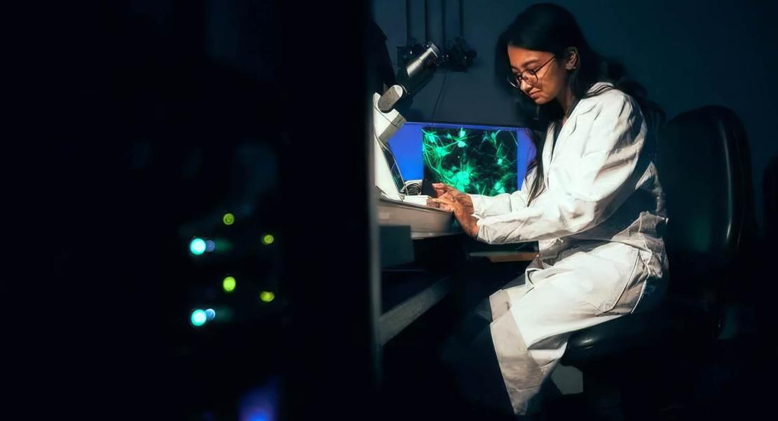 La dottoressa Sampurna Chakrabati al microscopio nel laboratorio del professor Gary Lewin del Max Centro Delbrück.