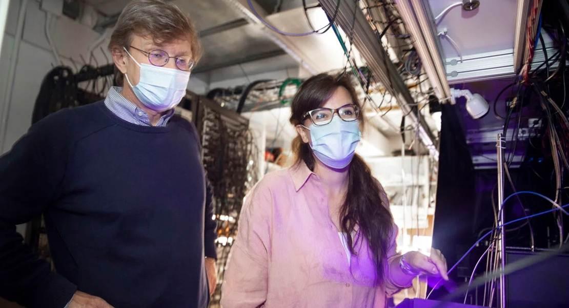 Prof. Mikhail Lukin (a sinistra) e Giulia Semeghini, ricercatore guida, osservano uno stato di materia previsto e studiato per 50 anni ma mai osservato in precedenza. All'interno dell'edificio del Lise studiano liquidi di rotazione quantistici usando laser.