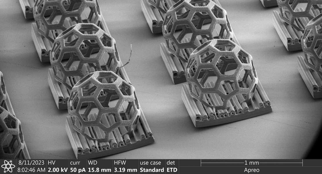 Il logo del laboratorio DeSimone stampato in 3D, caratterizzato da una geometria buckyball, dimostra la capacità del sistema r2rCLIP di produrre forme complesse e non modellabili con caratteristiche su scala micron. 