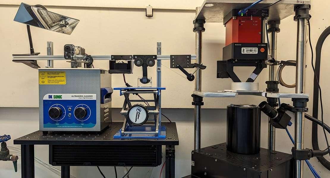 La configurazione r2rCLIP nel laboratorio DeSimone va da destra a sinistra. La stampa avviene nell'area sotto il pezzo rosso.