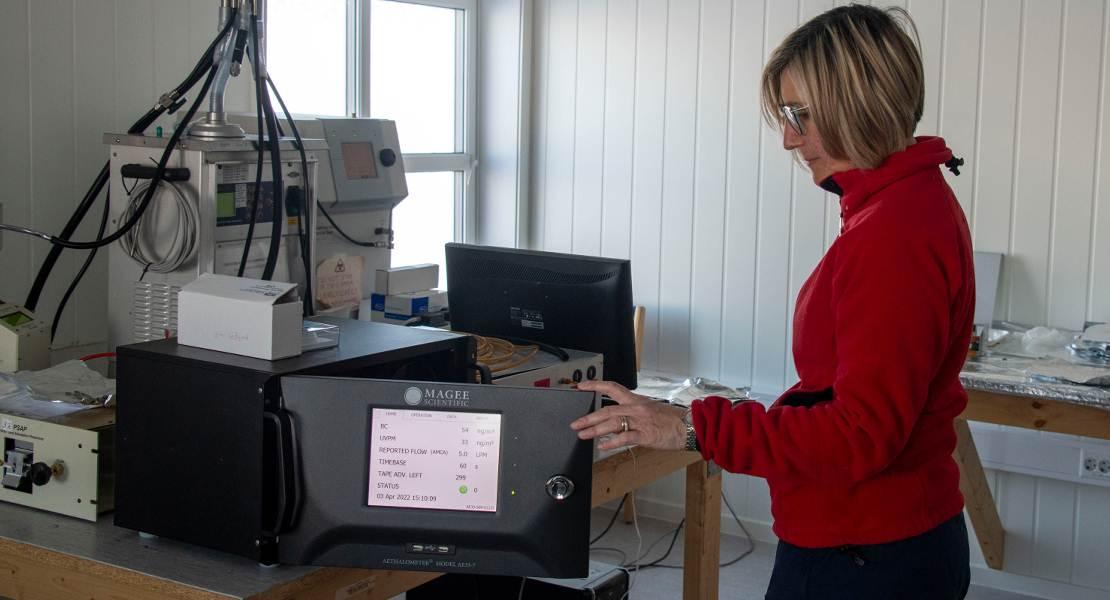 Stefania Gilardoni al lavoro sullo strumento che campiona l’aerosol.
