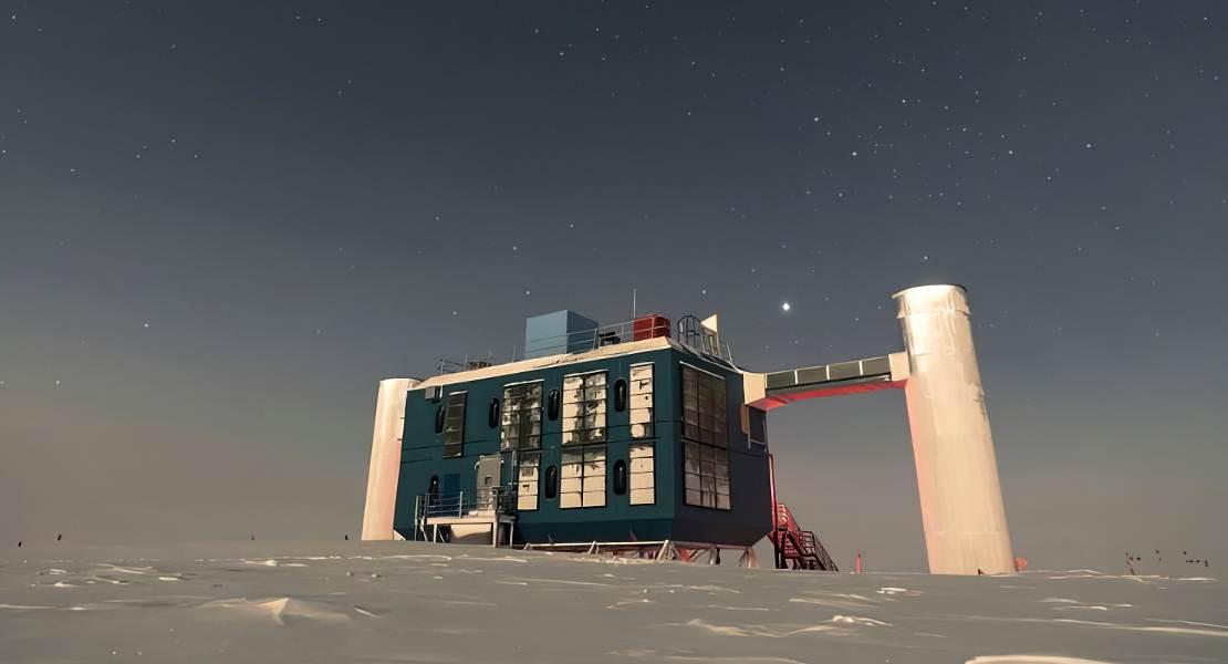 Laboratorio IceCube sotto le stelle in Antartide.