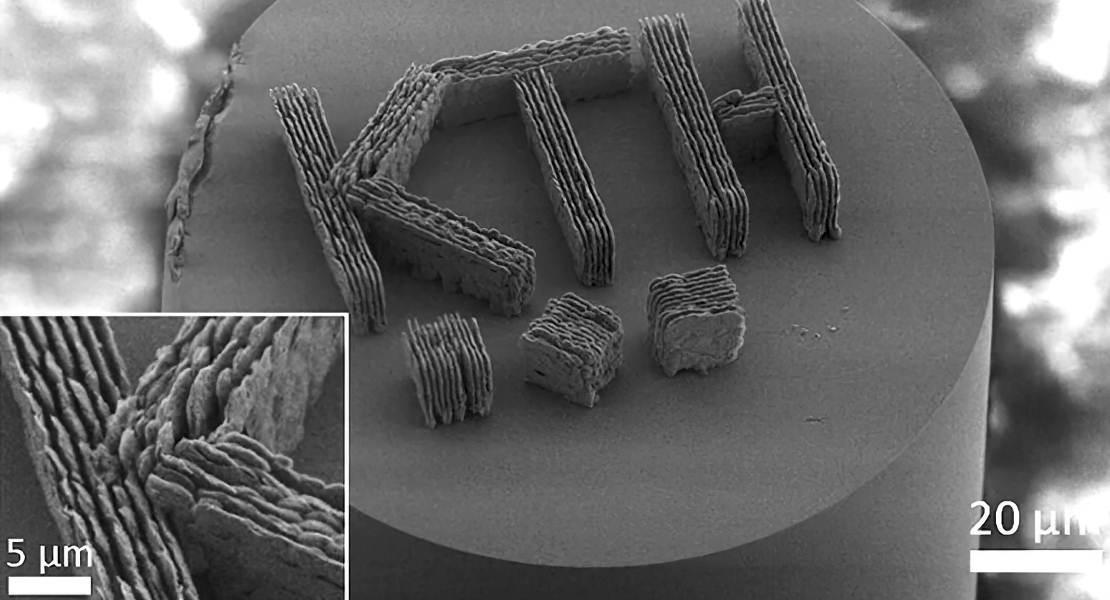 Immagine microscopica di una struttura dimostrativa in vetro stampato sulla punta di una fibra ottica.