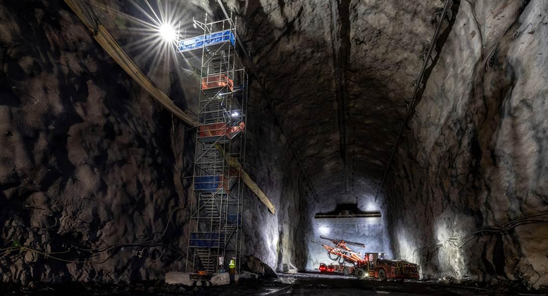 All'inizio di quest'anno nel South Dakota, gli equipaggi hanno scavato la futura sede dei rilevatori di particelle per l'esperimento internazionale Deep Underground Neutrino. Si prevede che l'installazione dei quattro rilevatori di neutrini, ciascuno delle dimensioni di un edificio di sette piani, inizierà presto per registrare la rara interazione dei neutrini con l'argon liquido. Credito: Fermilab.