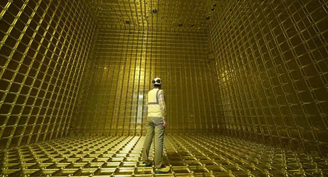 Il rilevatore di particelle da 770 tonnellate nella foto sopra, chiamato ProtoDUNE, si trova al confine tra Svizzera e Francia.