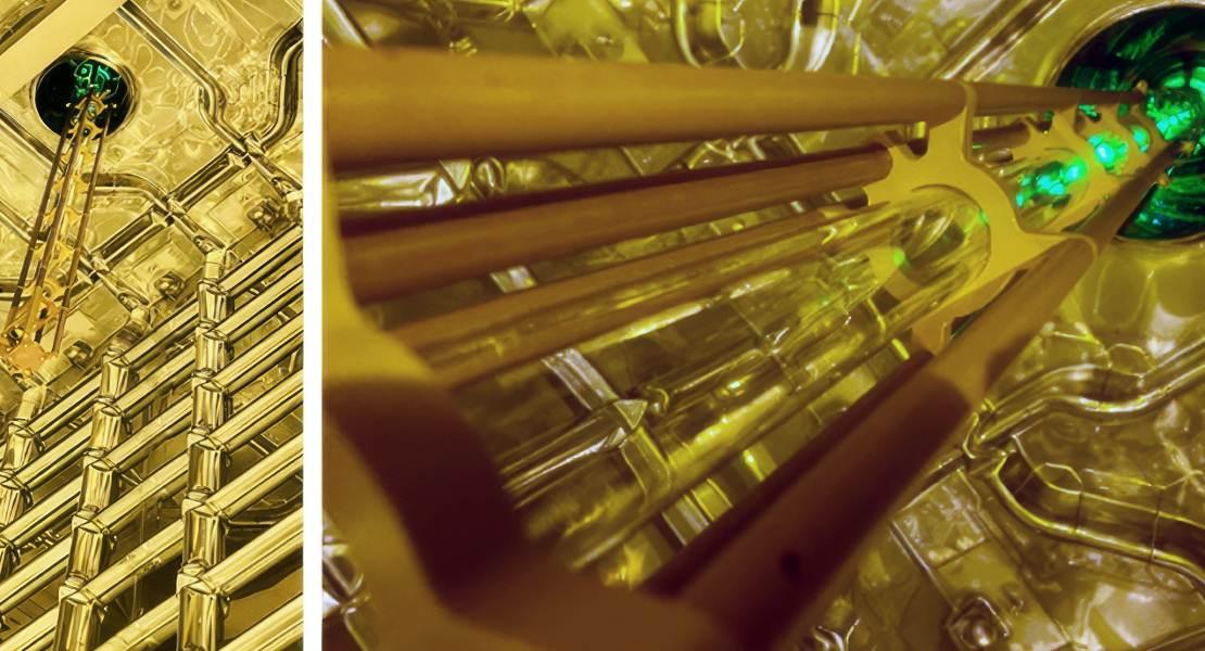 Sopra sono mostrate le viste del sistema di calibrazione laser sviluppato da Los Alamos, viste dall'interno del rilevatore di argon liquido ProtoDUNE. La luce verde in alto proviene da un laser utilizzato per l'allineamento del raggio durante la messa in servizio del sistema. Credito: Collaborazione DUNE.