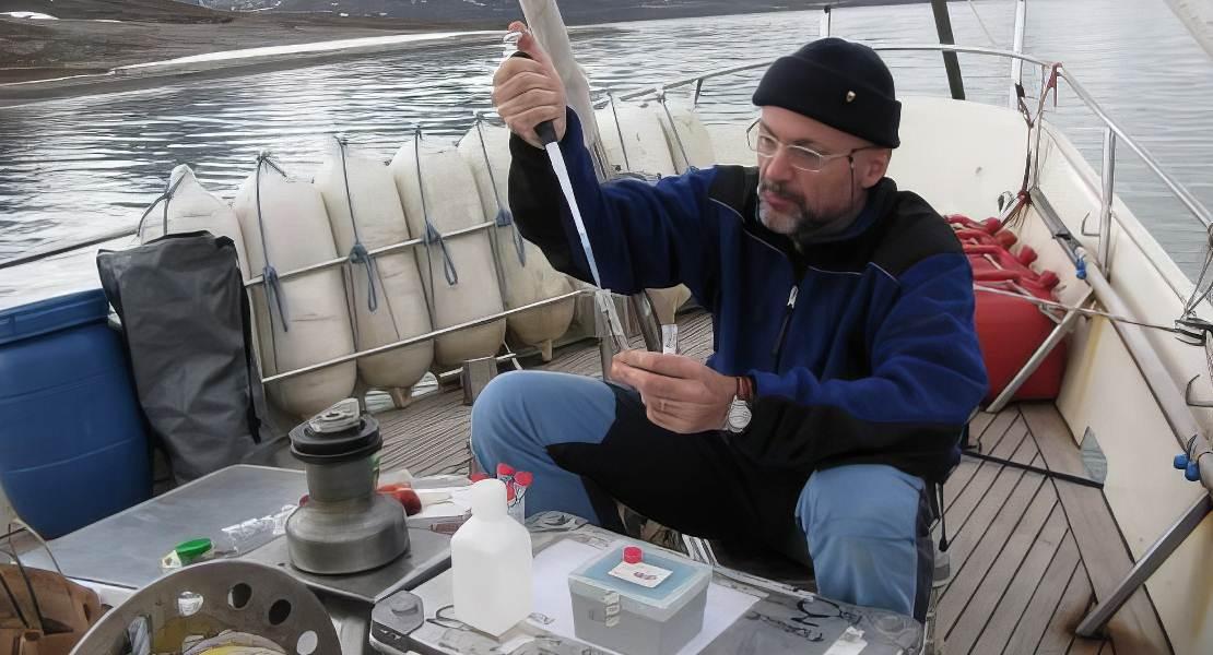 Stefano Ventura che effettua un'analisi di un campione.