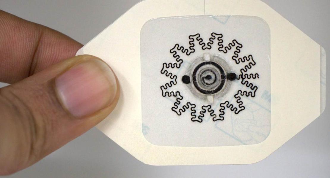 Medicazione WPED (water-powered, electronics-free dressing) alimentata ad acqua e priva di componenti elettronici, per la stimolazione elettrica delle ferite.