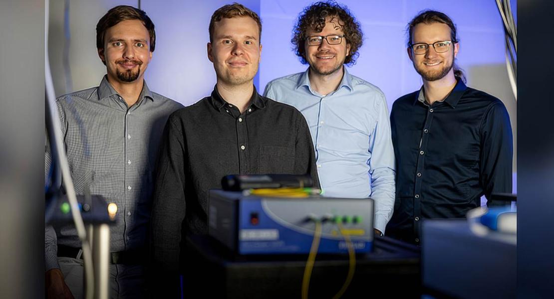 I quattro ricercatori nel laboratorio di ottica quantistica sono Jan Heine, Philip Rübeling, Michael Kues e Robert Johanning (da sinistra).