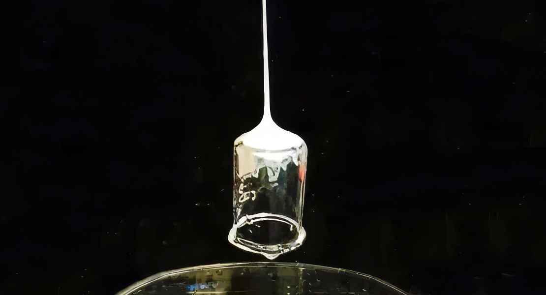 Flusso liquido di soluzione di seta