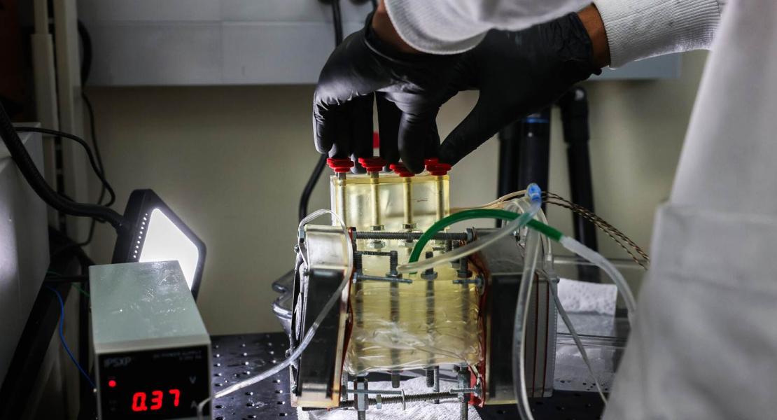 Un primo prototipo di un dispositivo per la raccolta dell'acqua atmosferica dal laboratorio di H. Jeremy Cho.