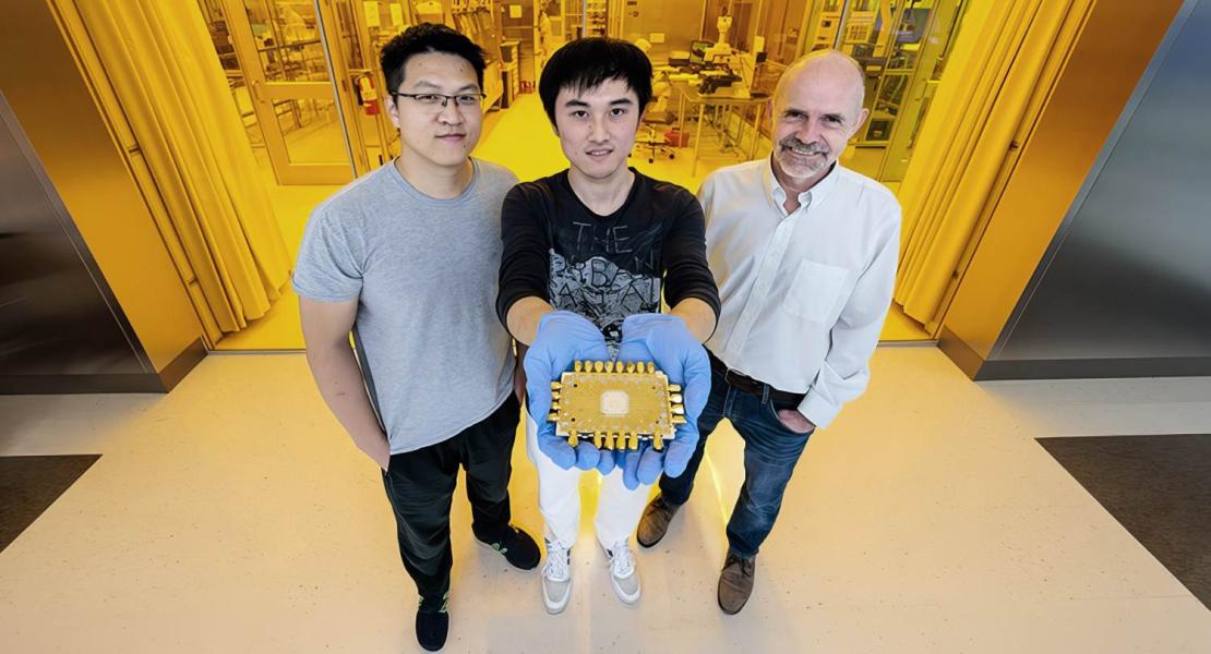 I ricercatori del Cleland Lab presso l'University of Chicago Pritzker School of Molecular Engineering, tra cui (da sinistra) l'alunno Haoxiong Yan, il dottorando Xuntao Wu e il professor Andrew Cleland, hanno realizzato un nuovo progetto per un processore quantistico superconduttore.