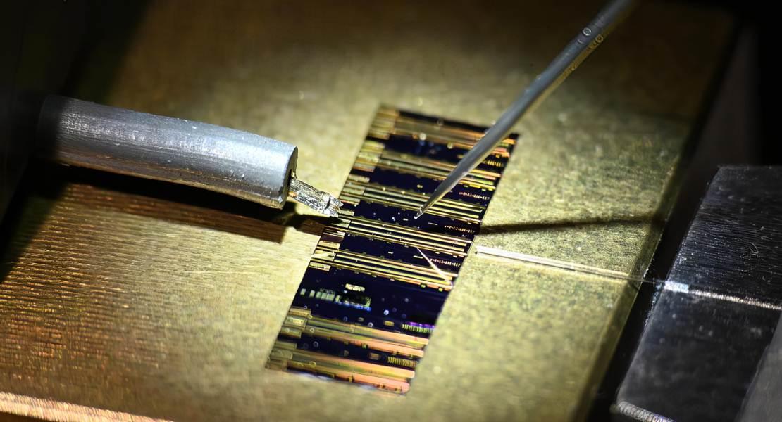 Laser a punti quantici basato su chip