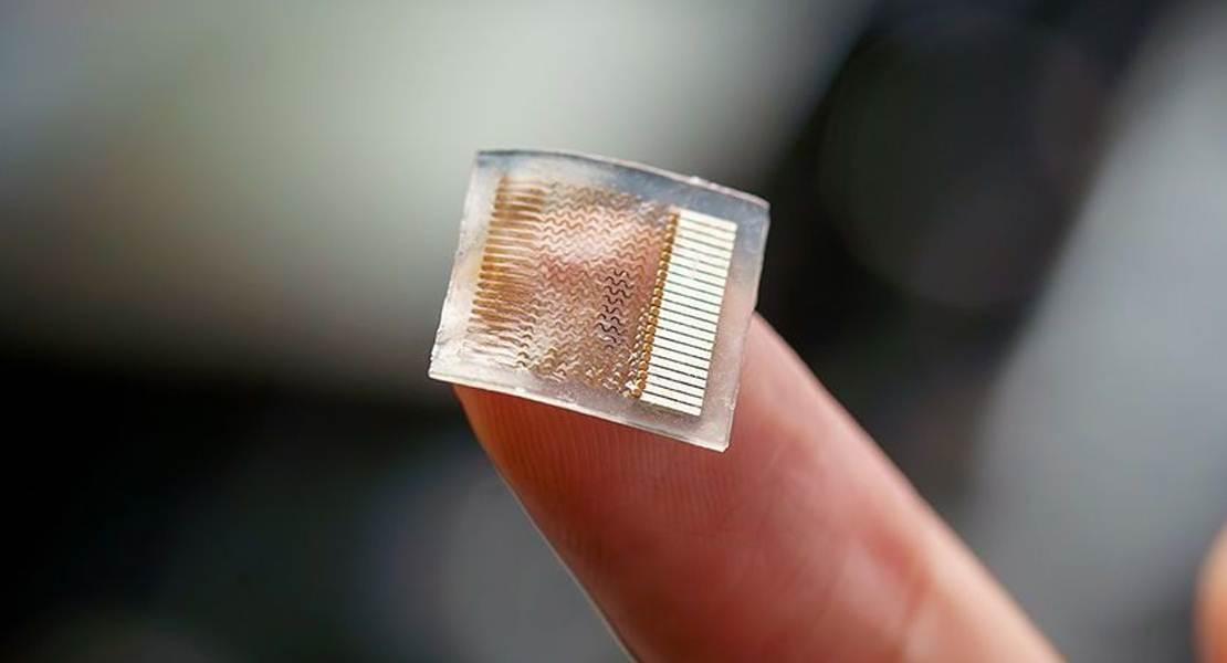 Questo piccolo cerotto elastico utilizza gli ultrasuoni per monitorare continuamente la pressione sanguigna nelle profondità del corpo.