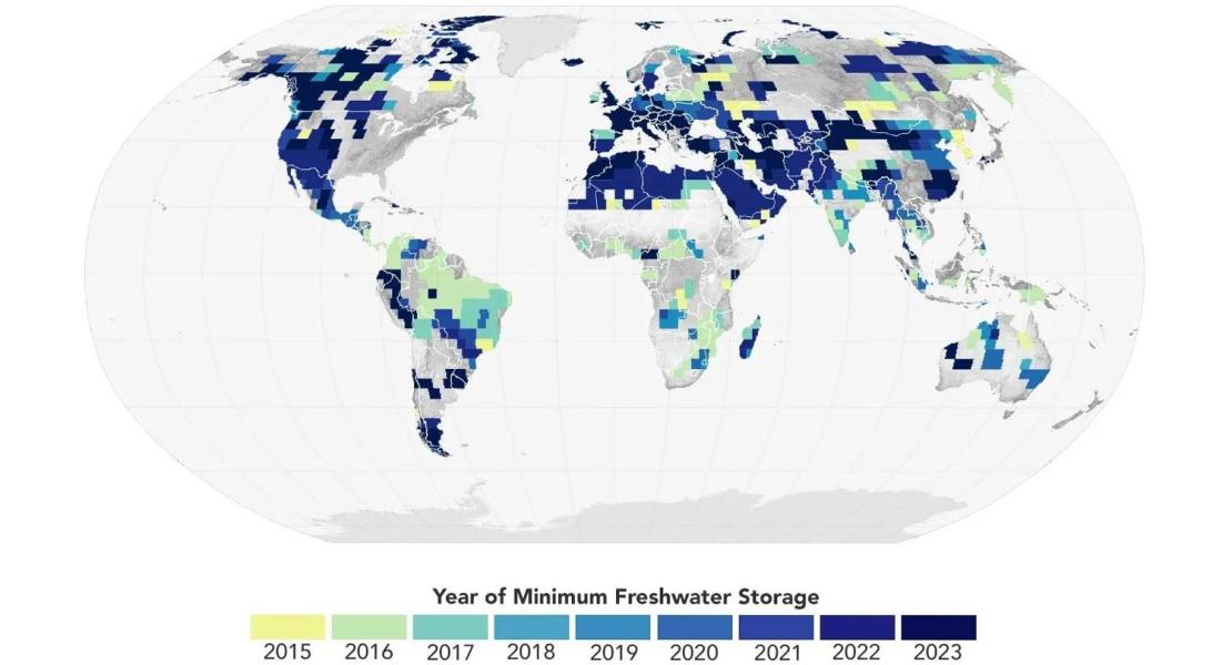 Questa mappa mostra gli anni in cui lo stoccaggio dell’acqua terrestre ha raggiunto un minimo di 22 anni (ovvero, la terra era più secca) in ciascuna località, sulla base dei dati dei satelliti GRACE e GRACE/FO. Una porzione significativamente ampia della superficie terrestre globale ha raggiunto questo minimo nei nove anni successivi al 2015, che risultano essere i nove anni più caldi nella registrazione della temperatura moderna.