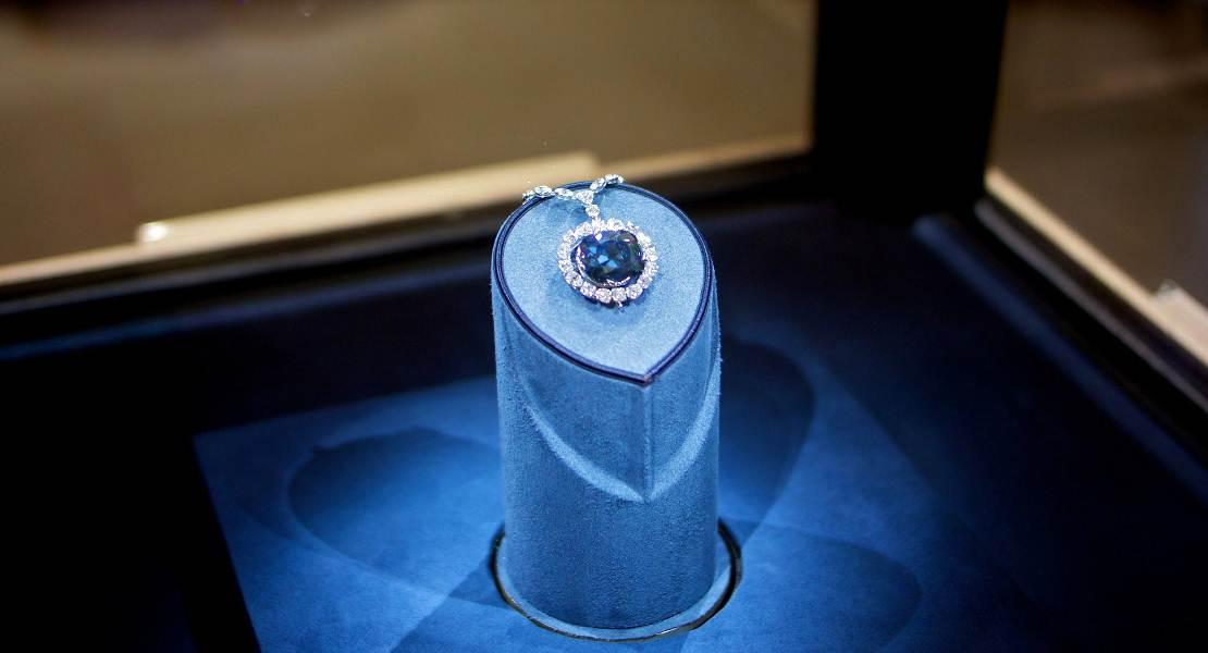 Lo straordinario colore blu del famoso Hope Diamond deriva da tracce di boro nel cristallo.