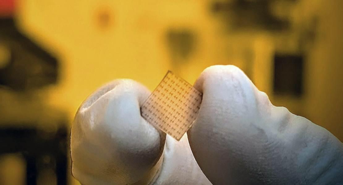 Un chip modellato con dispositivi Hall bar di film ultrasottile di fosfuro di niobio.
