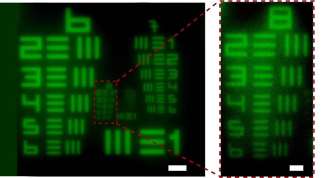 Un test di precisione ottica standard del settore mostra la risoluzione delle lenti di prova FZP. La barra della scala bianca è di 5 micrometri.