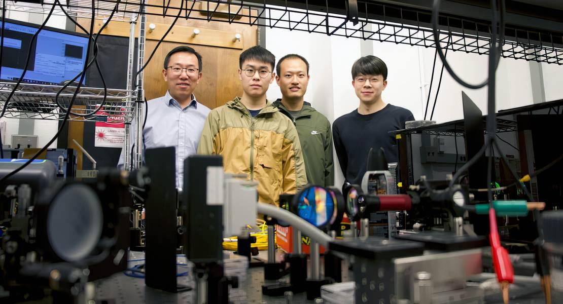 Il professor Liang Feng e i membri del gruppo Xilin Feng, Tianwei Wu e Shuang Wu, da sinistra.