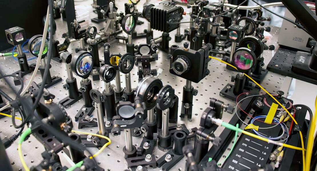 Alcune delle attrezzature utilizzate dal gruppo Feng per la trasmissione della luce.
