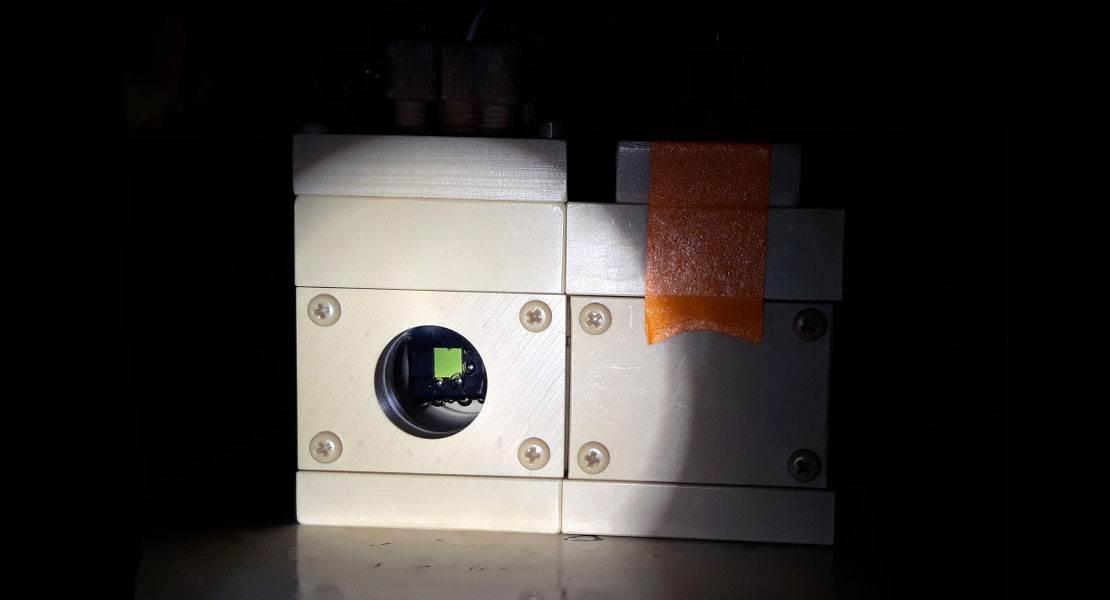 Piccoli "nano-flowers" di rame sono stati attaccati a una foglia artificiale per produrre combustibili e sostanze chimiche pulite che sono la spina dorsale dell'energia e della produzione moderna.