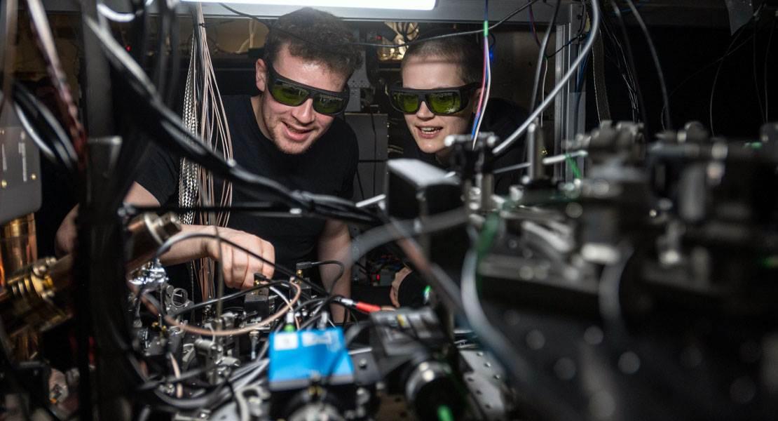 Dougal Main e Beth Nichol che lavorano sul computer quantistico distribuito.