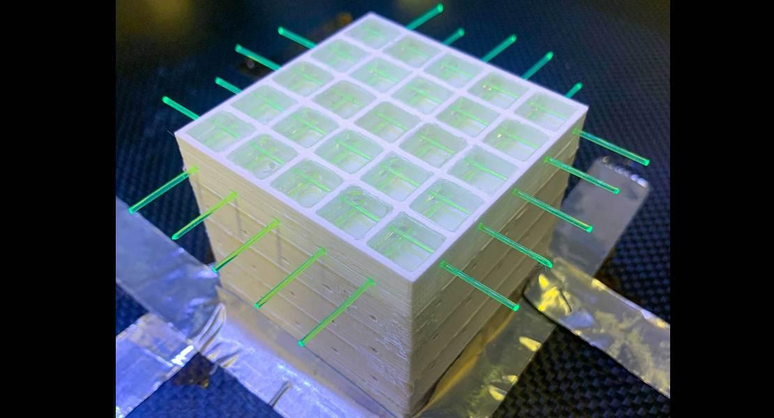 Supercube prodotto da FIM con il suo top ancora da sigillare per mostrare i volumi di PS all'interno di singoli voxel e le fibre ottiche che passano attraverso il rivelatore.