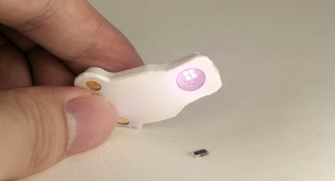 Quando il dispositivo indossabile (a sinistra) rileva un battito cardiaco irregolare, emette luce per attivare il pacemaker. Questi impulsi corti, che penetrano attraverso la pelle, lo sterno e i muscoli del paziente, controllano la stimolazione.